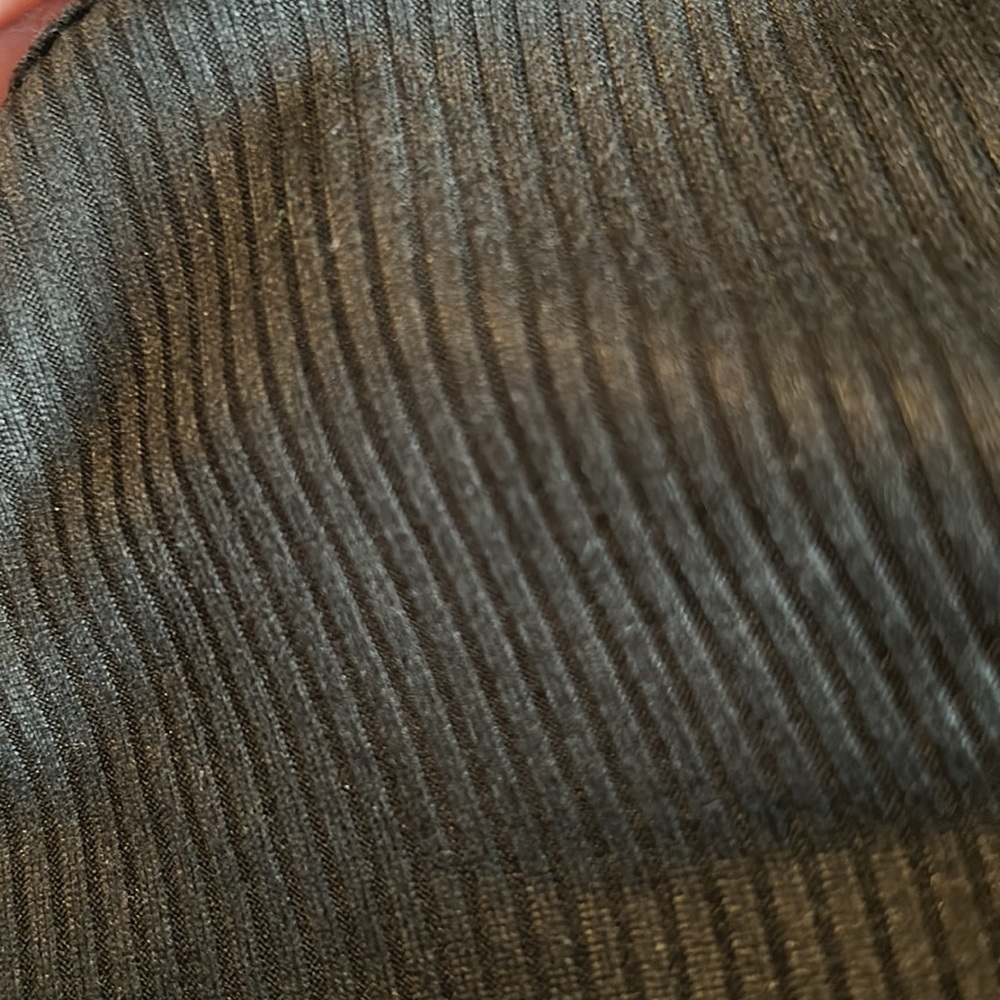 NWT Black V-Neck Ribbed Top - Picture 3 of 6